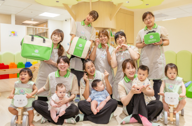 全家便利商店企業托嬰中心員工與兒童微笑合影，展現溫馨氛圍