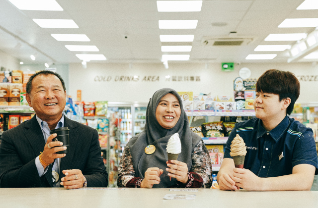 全家店員與移工開心合影