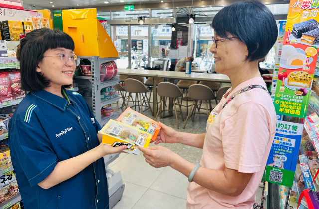 店員向消費者推薦銀髮友善標章產品